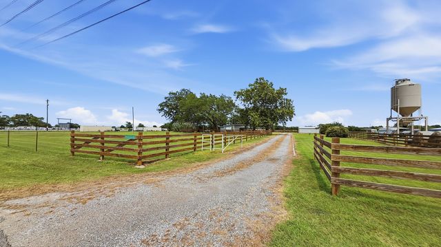 59 Noland Road, Whitesboro, TX 76273