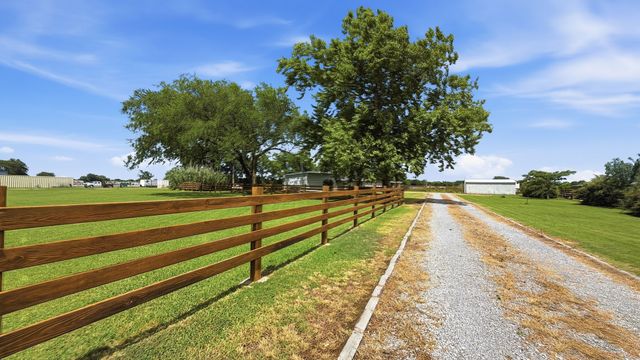 59 Noland Road, Whitesboro, TX 76273