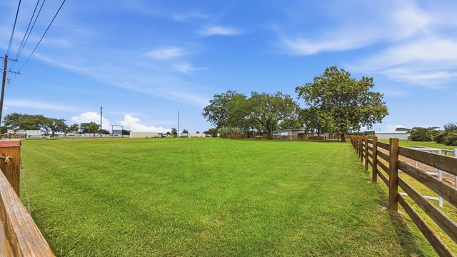 59 Noland Road, Whitesboro, TX 76273