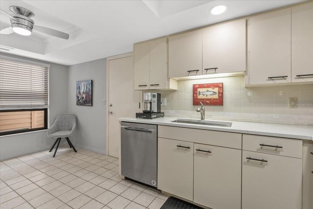 3862 WILSHIRE CIRCLE W 107, Sarasota, FL 34238