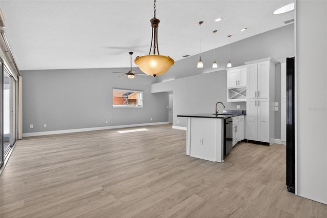 14617 LORIDAWN DRIVE 8, Seminole, FL 33776