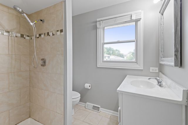 951 Dearborn Circle, Carol Stream, IL 60188