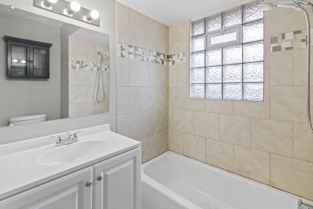 951 Dearborn Circle, Carol Stream, IL 60188