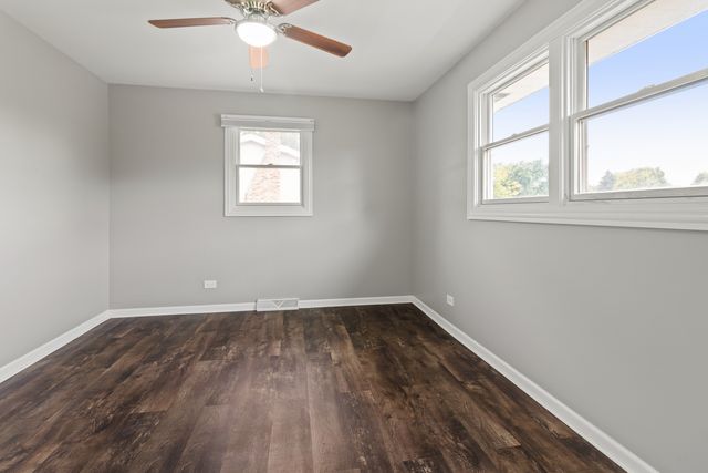 951 Dearborn Circle, Carol Stream, IL 60188