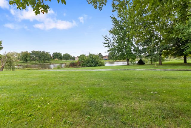 951 Dearborn Circle, Carol Stream, IL 60188