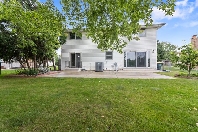 951 Dearborn Circle, Carol Stream, IL 60188
