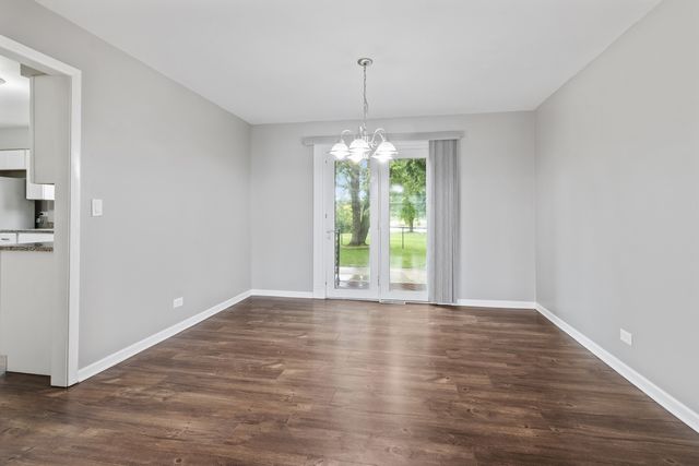 951 Dearborn Circle, Carol Stream, IL 60188