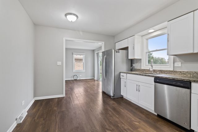951 Dearborn Circle, Carol Stream, IL 60188