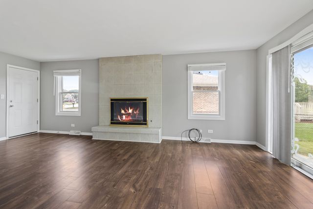 951 Dearborn Circle, Carol Stream, IL 60188