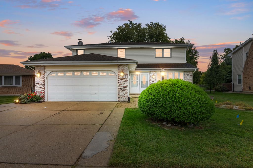 951 Dearborn Circle, Carol Stream, IL 60188