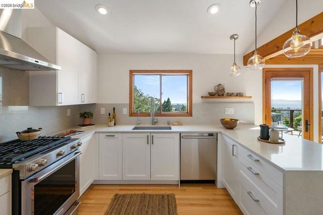 7008 Thornhill Dr, Oakland, CA 94611