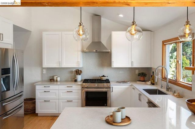 7008 Thornhill Dr, Oakland, CA 94611