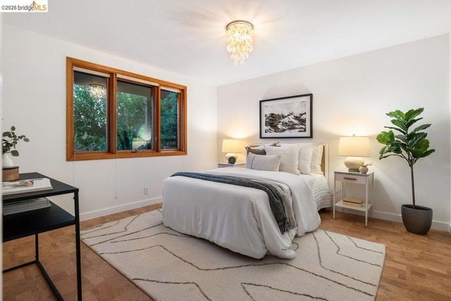 7008 Thornhill Dr, Oakland, CA 94611