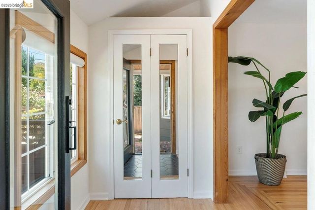 7008 Thornhill Dr, Oakland, CA 94611