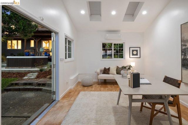 7008 Thornhill Dr, Oakland, CA 94611