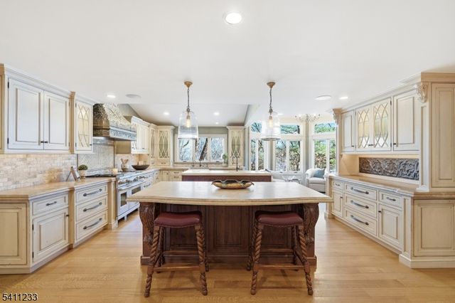307 Freemans Ln, Franklin Lakes Boro, NJ 07417