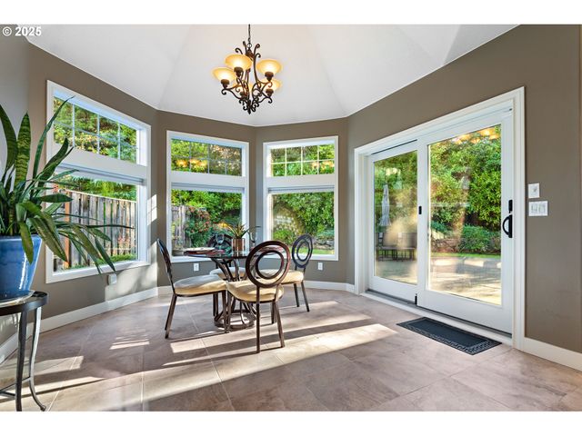 6730 Sw AMBER Ln, Portland, OR 97225