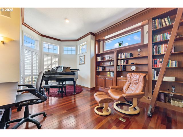6730 Sw AMBER Ln, Portland, OR 97225