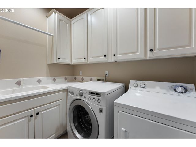 6730 Sw AMBER Ln, Portland, OR 97225