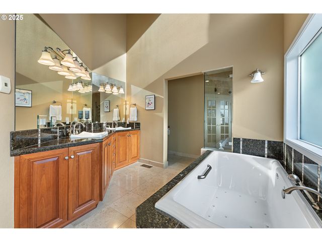 6730 Sw AMBER Ln, Portland, OR 97225