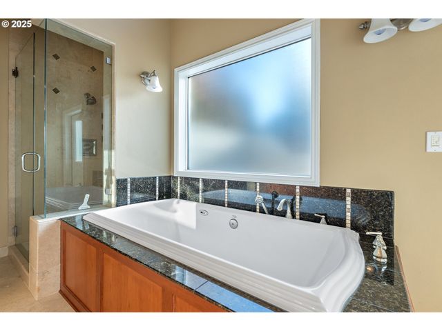 6730 Sw AMBER Ln, Portland, OR 97225