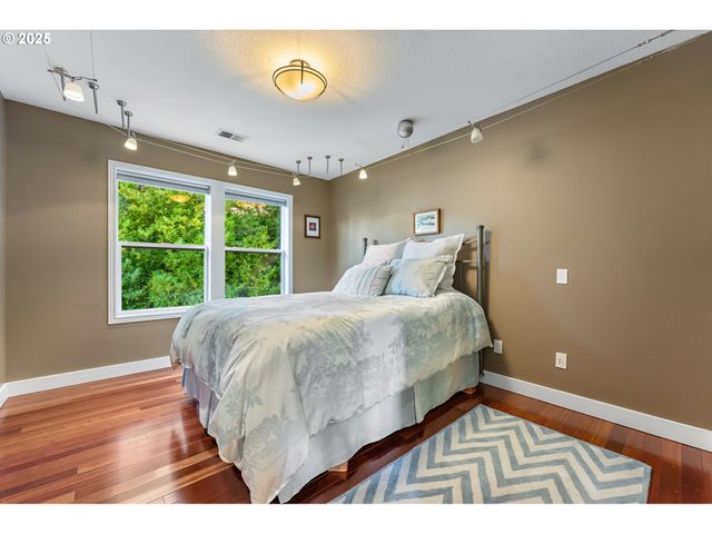 6730 Sw AMBER Ln, Portland, OR 97225
