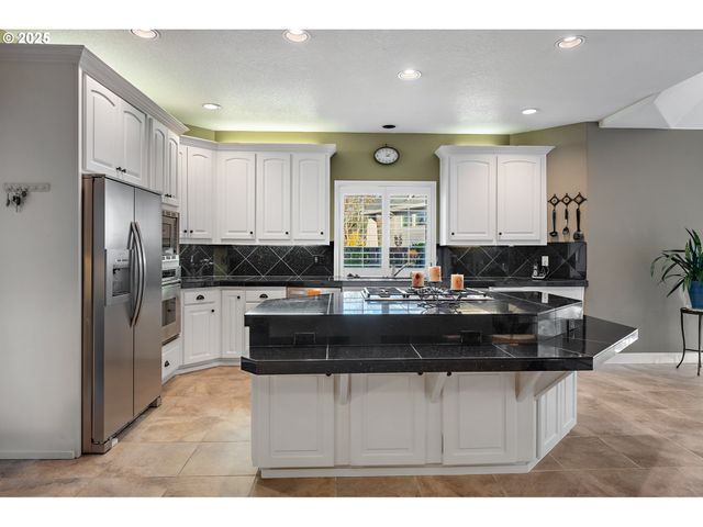 6730 Sw AMBER Ln, Portland, OR 97225