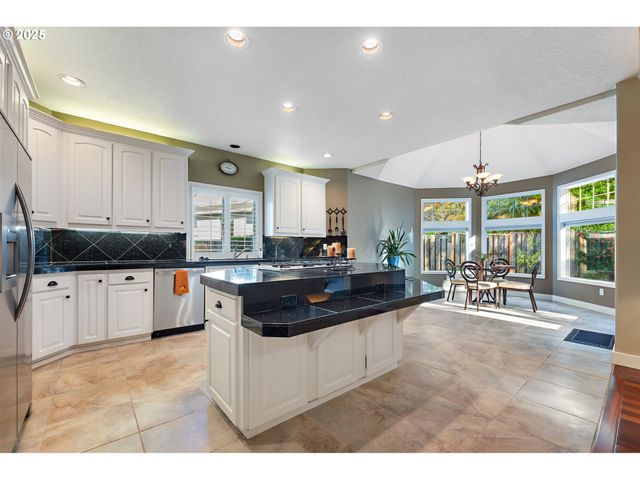 6730 Sw AMBER Ln, Portland, OR 97225