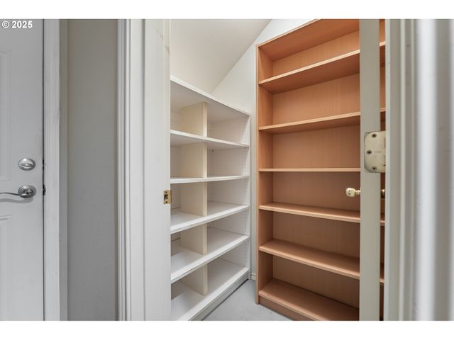 6730 Sw AMBER Ln, Portland, OR 97225