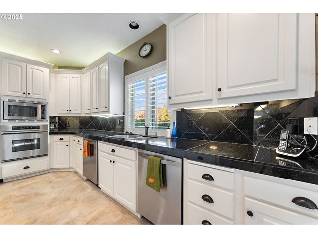 6730 Sw AMBER Ln, Portland, OR 97225