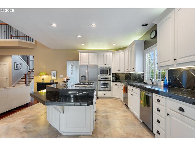 6730 Sw AMBER Ln, Portland, OR 97225