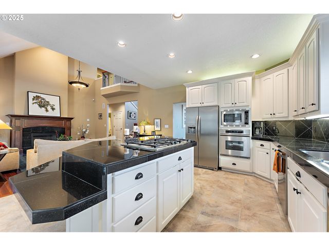 6730 Sw AMBER Ln, Portland, OR 97225