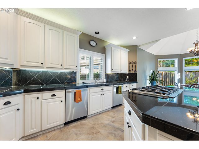 6730 Sw AMBER Ln, Portland, OR 97225