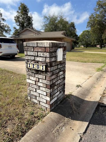 1201 Burkett CIR, Cameron, TX 76520