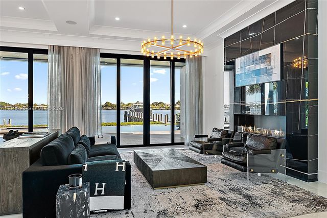 9 Bamboo Ln, Jupiter, FL 33458