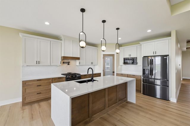 17316 Northview Drive, Urbandale, IA 50323