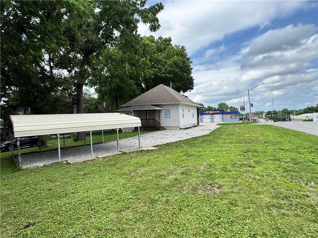 143 E Short Avenue, Independence, MO 64050