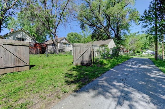 1010 N 8th Street, Leavenworth, KS 66048