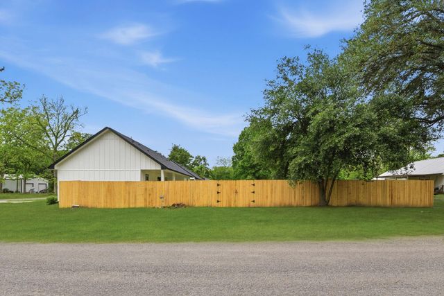 205 Spruce, Daisetta, TX 77533
