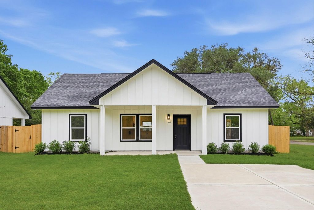205 Spruce, Daisetta, TX 77533