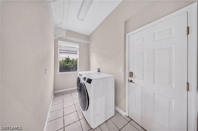 2628 White Cedar LN, Naples, FL 34109