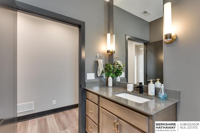 17516 Marinda Plaza, Omaha, NE 68130