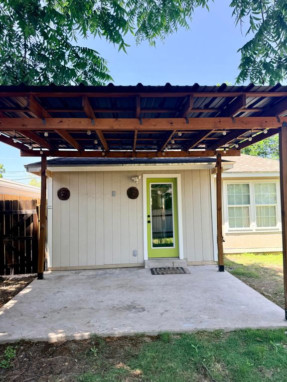 Image 10 of property listing at 713 E Avenue D, San Angelo, TX 76903