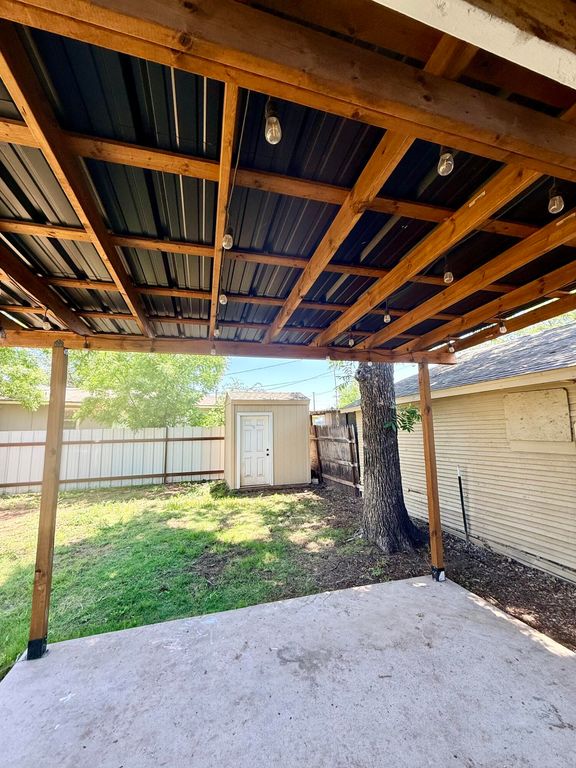 Image 11 of property listing at 713 E Avenue D, San Angelo, TX 76903