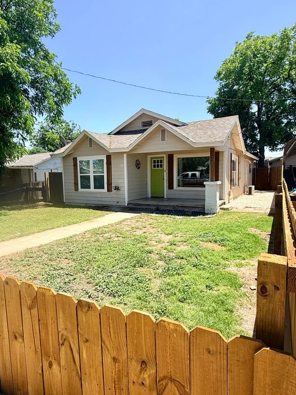Image 12 of property listing at 713 E Avenue D, San Angelo, TX 76903