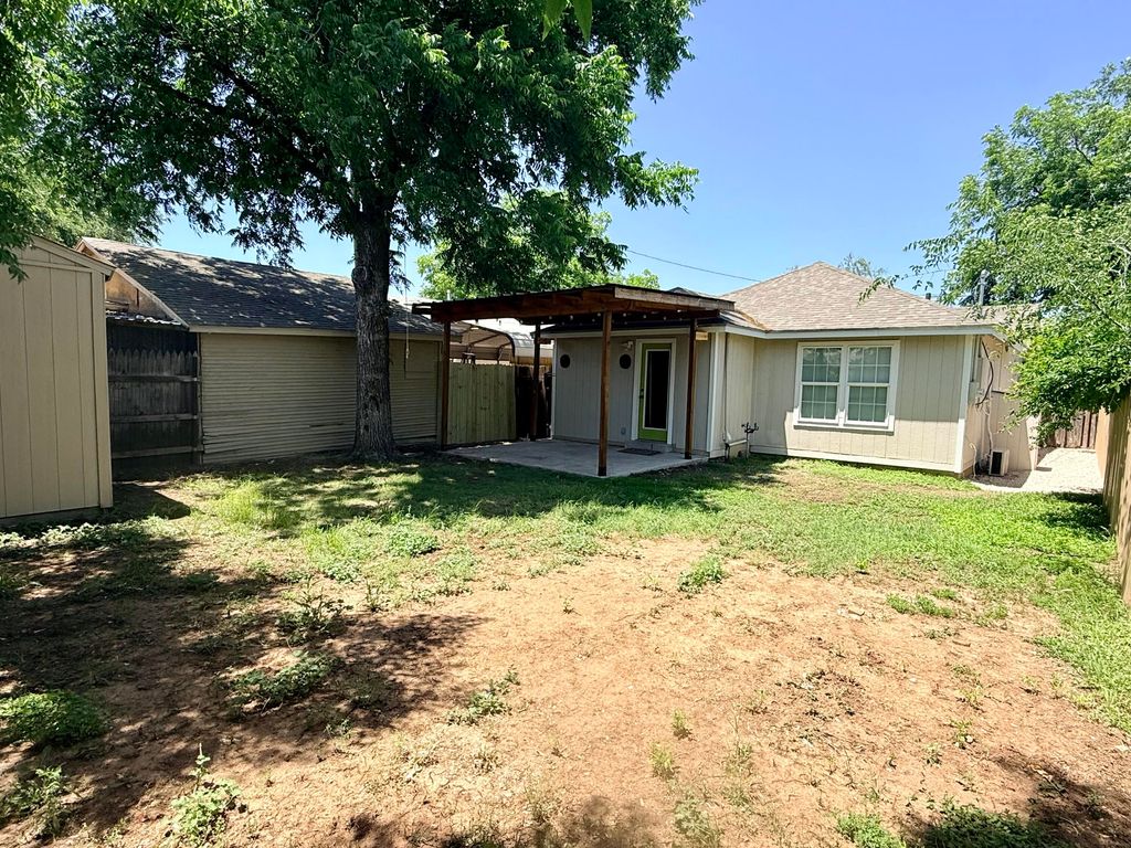 Image 13 of property listing at 713 E Avenue D, San Angelo, TX 76903