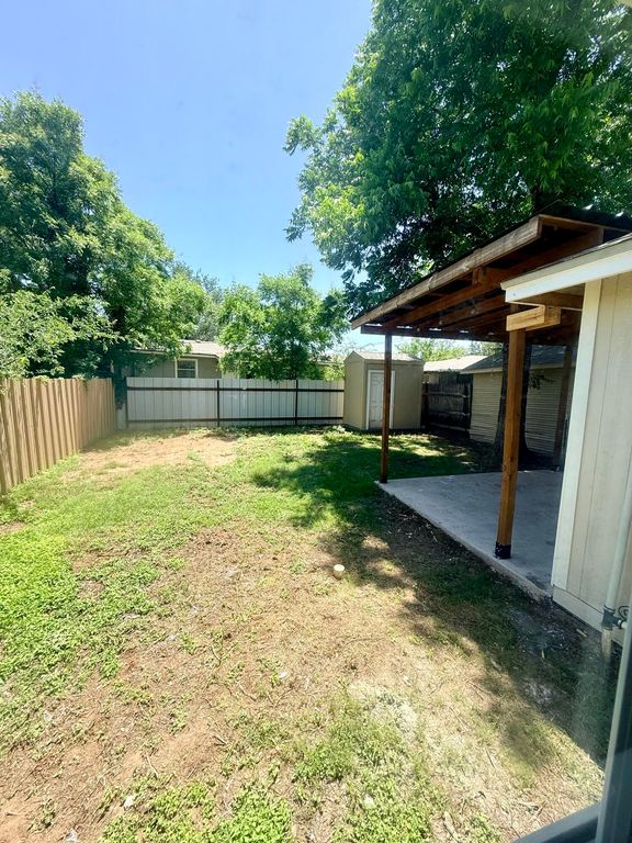 Image 14 of property listing at 713 E Avenue D, San Angelo, TX 76903