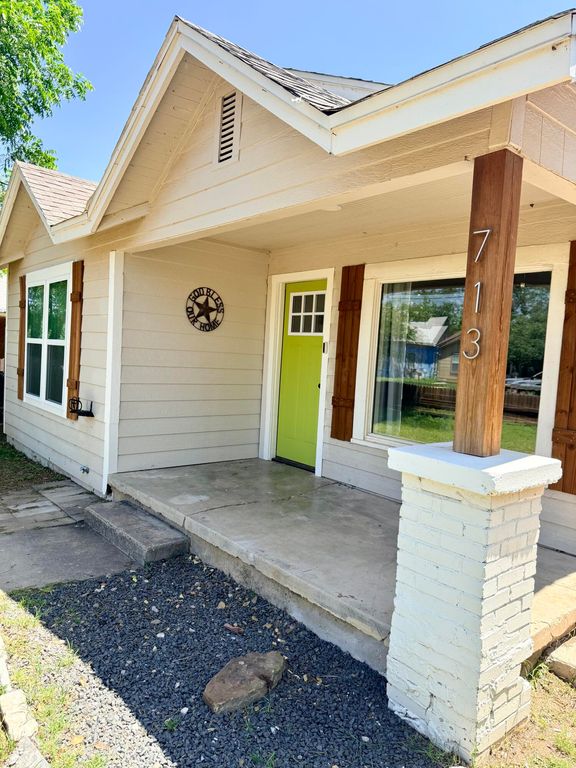 Image 2 of property listing at 713 E Avenue D, San Angelo, TX 76903