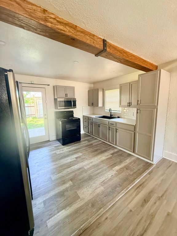 Image 3 of property listing at 713 E Avenue D, San Angelo, TX 76903