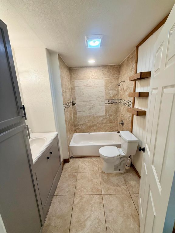 Image 5 of property listing at 713 E Avenue D, San Angelo, TX 76903